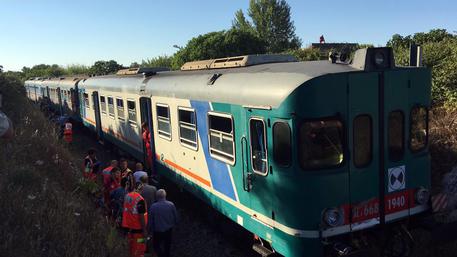 I soccorsi dopo lo scontro frontale tra due treni © ANSA
