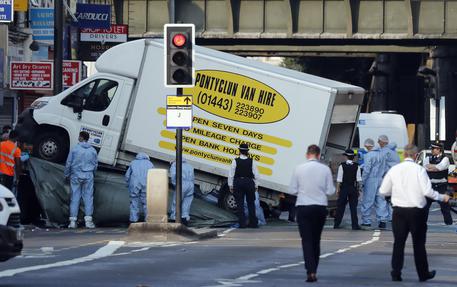 Il furgone con cui Darren Osborne ha travolto i fedeli musulmani della moschea di Finsbury Park © AP
