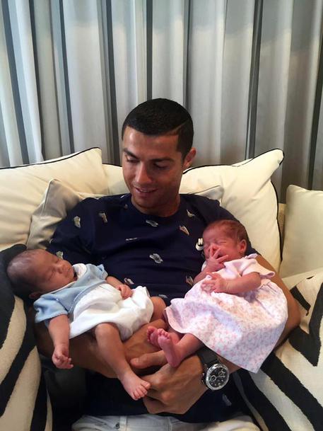 Sono nati i due gemelli di Ronaldo, CR7 vola da loro © ANSA