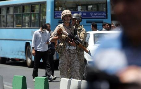 Polizia iraniana nelle zone colpite dall'attacco kamikaze © EPA