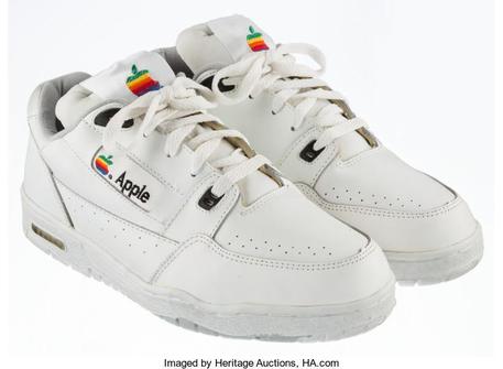 All'asta un paio di sneakers di Apple da 15 mila dollari © ANSA
