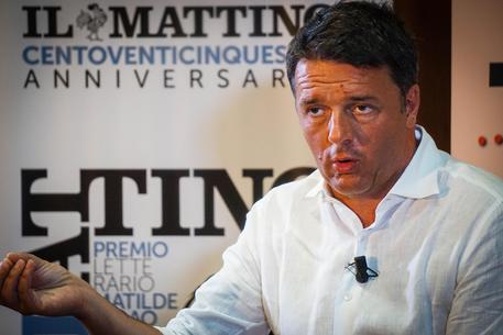 Matteo Renzi nella sede del quotidiano 'Il Mattino' © ANSA