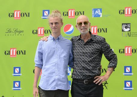 Il regista Gabriele Salvatores e il protagonista di Il ragazzo invisibile Ludovico Girardello al Giffoni Film Festival © ANSA
