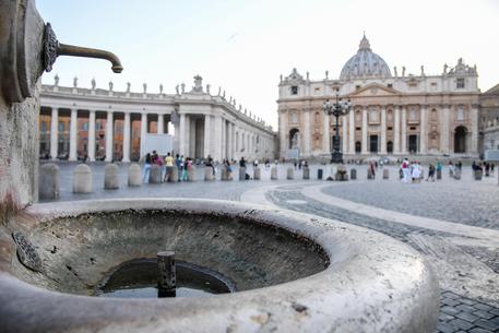 Foto d'archivio di una fontanella chiusa in Vaticano © ANSA