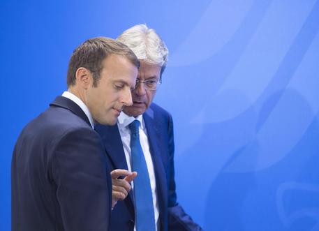 Il presidente del Consiglio Paolo Gentiloni, e il presidente francese Emmanuel Macron (archivio) © ANSA