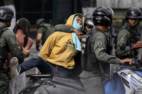 Manifestante arrestato a Caracas © EPA
