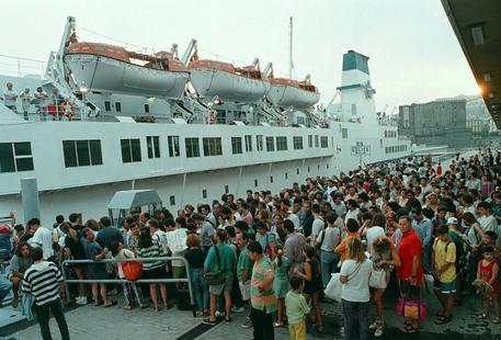 Un affollato imbarco di turisti nel Porto di Napoli © ANSA