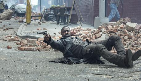 Idris Elba in una foto di scena del film La torre nera © AP