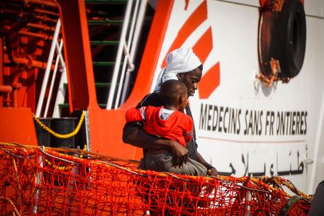 Migranti sbarcano a Salerno © ANSA