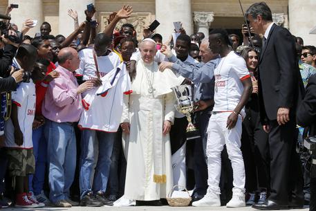 Papa Francesco all'ANSA: 'L'Europa aiuti i migranti' © AP