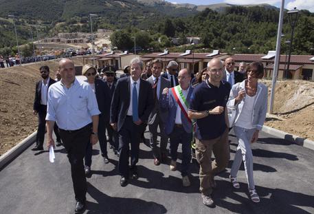 Il premier Paolo Gentiloni in visita ad Accumoli ANSA/Barchielli/US Palazzo Chigi © ANSA