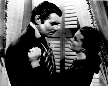 Clark Gable e Vivien Leigh in una delle scene piu' famose di 'Via col vento' © ANSA