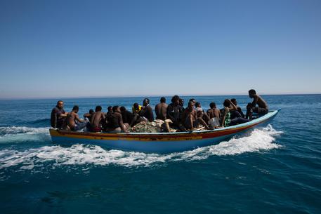Migranti su un barcone nel Mediterraneo, archivio © EPA