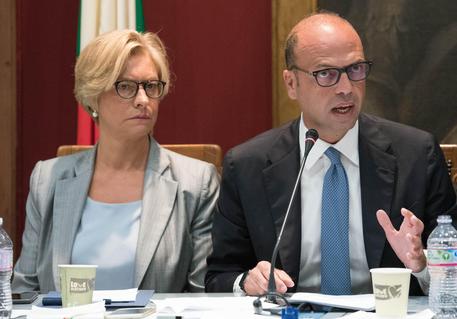 I ministri Pinotti e Alfano ieri in commissione © ANSA