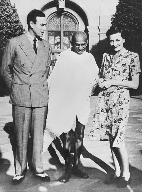 Lord Louis  Mountbatten, zio del defunto principe consorte Filippo con Gandhi (Foto d'archivio) © EPA