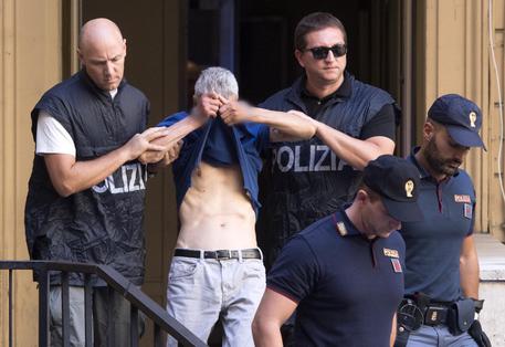 Maurizio Diotallevi al termine dell'interrogatorio in Questura viene portato via dagli agenti della Polizia dopo aver confessato l'omicidio della sorella Nicoletta © ANSA