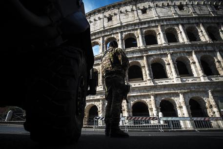 Soldati davanti al Colosseo a Roma © ANSA