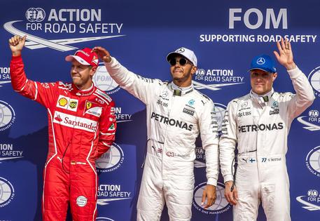 Lewis Hamilton al centro, Sebastian Vettel (S) e Valeri Bottas (D) © EPA
