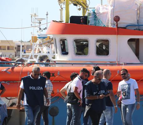 Controlli di polizia sulla 'Iuventa' a Lampedusa ieri © ANSA