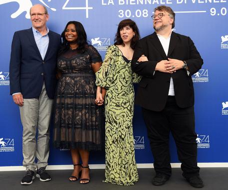 Il regista Guillermo Del Toro con il cast del film © ANSA
