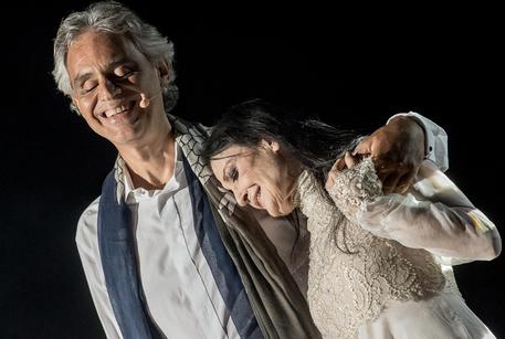 Andrea Bocelli e Carla Fracci al Teatro del Silenzio. Foto di Giovanni Daniotti © ANSA