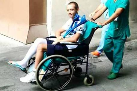 Valentino Rossi lascia l'ospedale in carrozzina. Frame da video su instagram vr46yellowcommunity - 2 settembre 2017 © ANSA