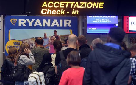 Alcuni viaggiatori al banco del check-in di Ryanair dell'aeroporto di Orio al Serio in  provincia di Bergamo © ANSA