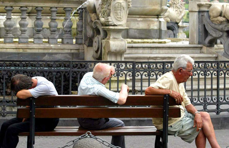 Anziani seduti su una panchina a Napoli, in una foto d'archivio © ANSA