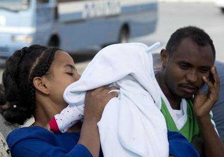 Migranti in piazza Madonna di Loreto dopo i controlli © ANSA