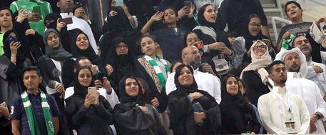 Female fans attend a Saudi soccer match for the first time in historz © EPA