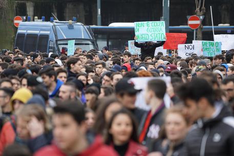 La manifestazione degli studenti a Napoli contro la violenza © ANSA