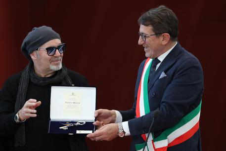 Vasco Rossi con il sindaco di Modena Giancarlo Muzzarelli © ANSA