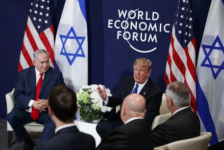 Donald Trump incontra Benjamin Netanyahu a Davos © AP