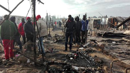 Incendio in tendopoli: distrutte 200 tra baracche e tende © ANSA