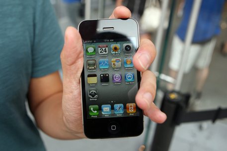 Apple: 'stiamo rispondendo alle autorita' Usa su iPhone' © ANSA 