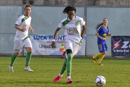 In una delle sue ultime gare con la sua squadra Titty Astarita (a sinistra), calciatrice della  squadra femminile dell'Afro Napoli United © ANSA