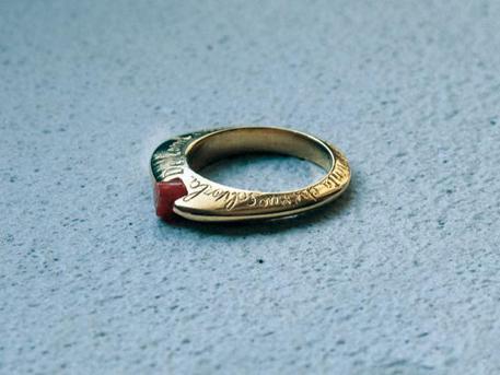 L'anello simbolo del progetto di promozione per la lotta contro la violenza delle donne 'ANGELICAeLEALTRE' © ANSA