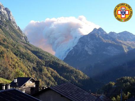 Incendi: fiamme e fumo nei boschi dell'Agordino © ANSA