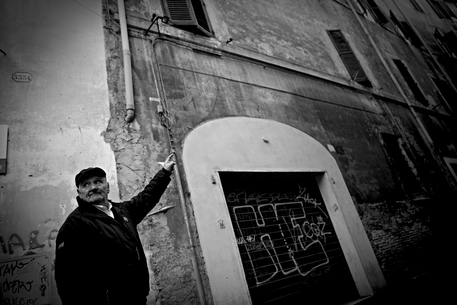 Lello di Segni, matricola 157722, mostra le finestre di casa sua a via di Sant'Ambrogio da cui fu catturato il 16 ottobre 1943 con suo padre, le sue due sorelline e sua madre © ANSA 