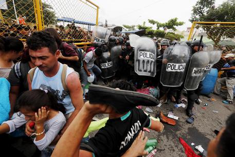 Migranti verso il Messico © EPA