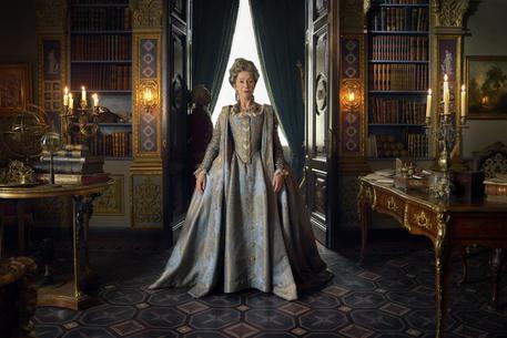 La prima immagine di Helen Mirren nei panni dell'imperatrice Caterina per la nuova serie Sky-Hbo © ANSA