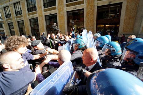 Un momento del sit in organizzato dal centro sociale Insurgencia contro la visita del ministro Salvini a Napoli  ANSA/ CESARE ABBATE © ANSA
