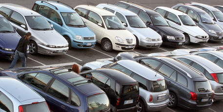 Una fila di  automobili in un parcheggio a Roma, in una immagine d'archivio © ANSA 