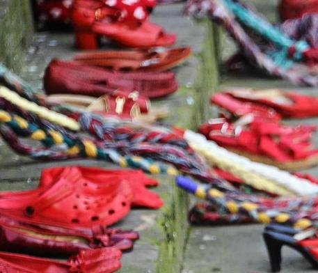 Scarpe rosse per dire no alla violenza sulle donne © ANSA