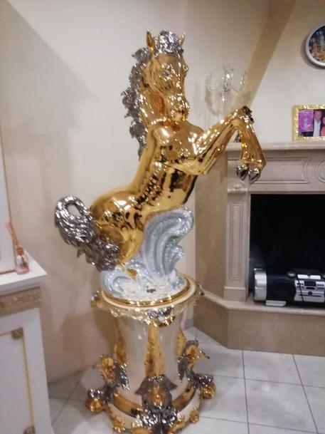 Gold and silver plated horse statue inside one villa. (foto: ANSA)