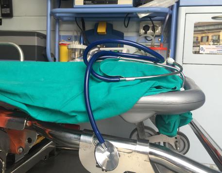 Uno stetoscopio su una barella © ANSA