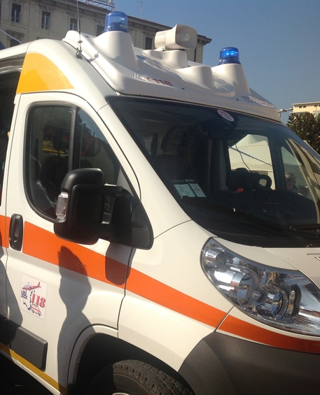 Un'ambulanza del 118 © ANSA