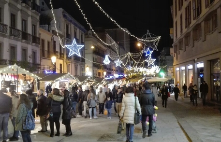 Natale: mercatini nel Corso Vittorio a Cagliari © ANSA