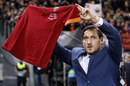 Totti mostra la maglia della Roma © ANSA
