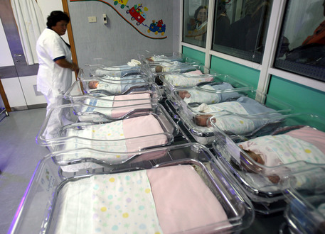 Neonati nelle culle nell' ospedale Lotti di Pontedera (Pisa) in un'immagine d'archivio © ANSA
